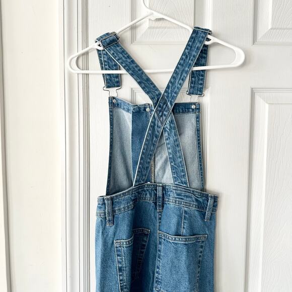 Universal Thread Target Denim Bib Style Low Cut Denim Wide Leg Crop Overalls 4 - Picture 7 of 13